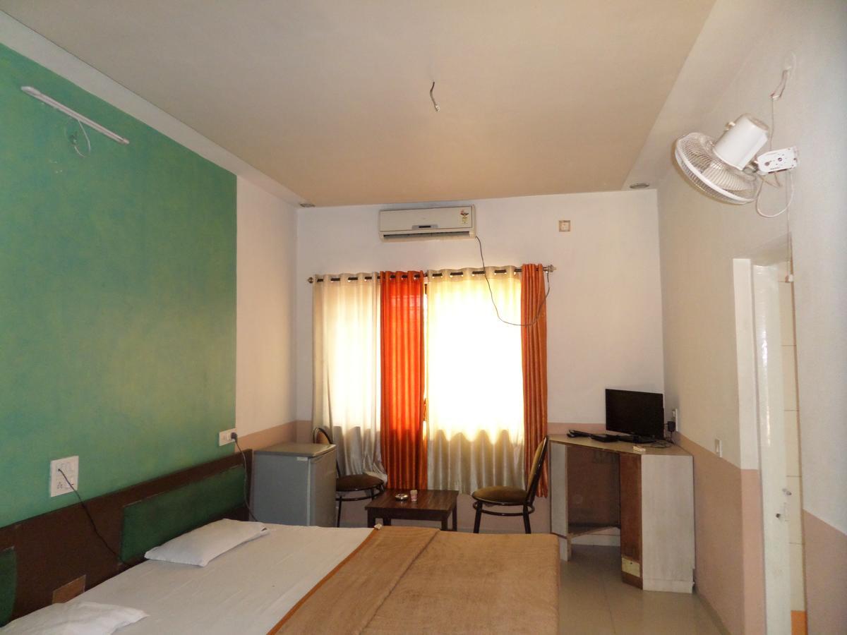 Hotel Ayodhya Nászik Kültér fotó
