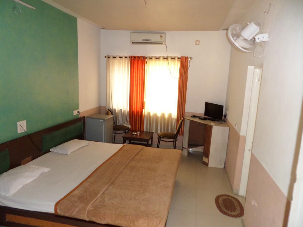 Hotel Ayodhya Nászik Kültér fotó